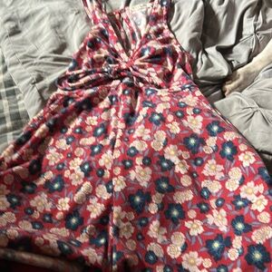 Colors: white, blue and red